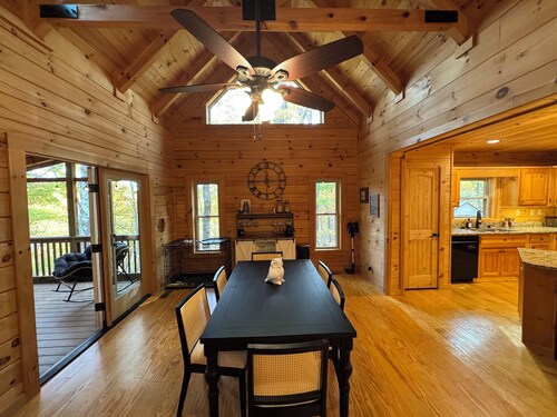 Peaceful mountain cabin with amenties in Rumbling Bald resort, Lake Lure