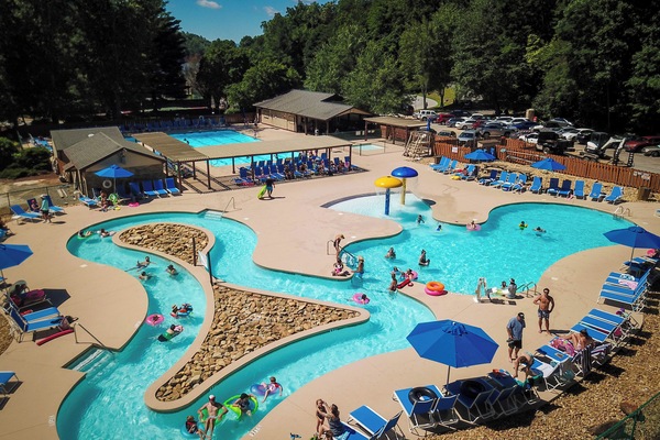 Innendørsbasseng og utendørsbasseng