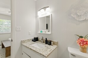 Bruser, hårtørrer, håndklæder, Sæbe