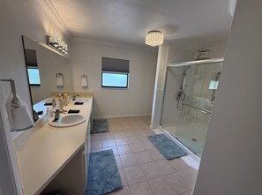 Shower, hair dryer, towels, soap - Heated Private Pool + Sunrise- 30 Min to Disney & LEGOLAND (Lake Alfred)