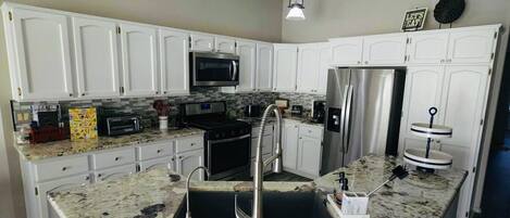 Micro-ondes, four, plaque de cuisson, lave-vaisselle