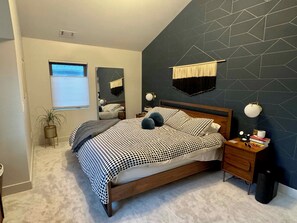 2 bedrooms, desk, iron/ironing board, free WiFi - Spacious home, short walk to downtown and U of M (Ann Arbor)