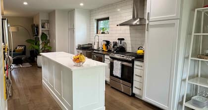 Spacious home, short walk to downtown and U of M