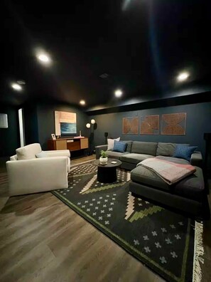 TV connectée, cheminée, écrans d'ordinateur, imprimantes