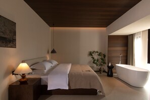 Espacio para trabajar con laptop y cortinas blackout