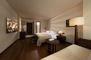 Superior Tek Büyük Yataklı Oda, Dağ Manzaralı | Dizüstü bilgisayar çalışma alanı, güneşlik/perde, ses yalıtımı 