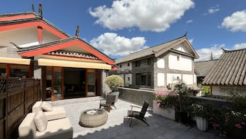 Premier Suite, Mountain View | Laptop workspace, blackout curtains, soundproofing, iron/ironing board