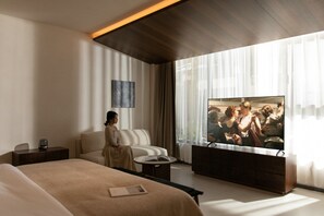 Espacio para trabajar con laptop y cortinas blackout 