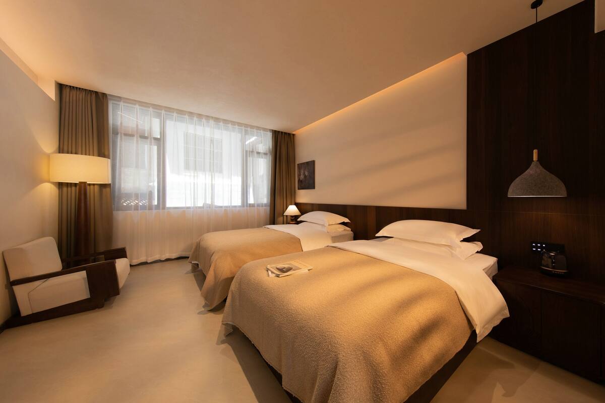 Habitación clásica con 2 camas individuales, vista a la montaña | Espacio para trabajar con laptop, cortinas blackout y insonorización 