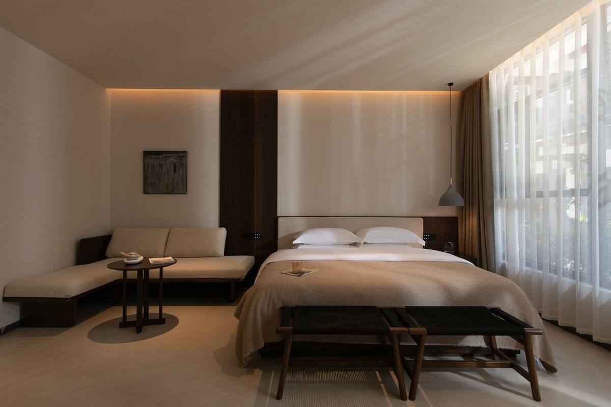 Habitación familiar, vista a la montaña | Espacio para trabajar con laptop, cortinas blackout y insonorización 