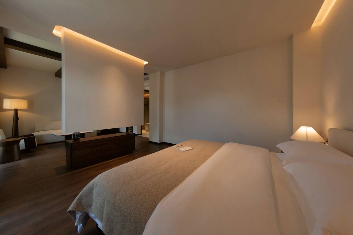Suite Confort, vista a la montaña | Espacio para trabajar con laptop, cortinas blackout y insonorización 