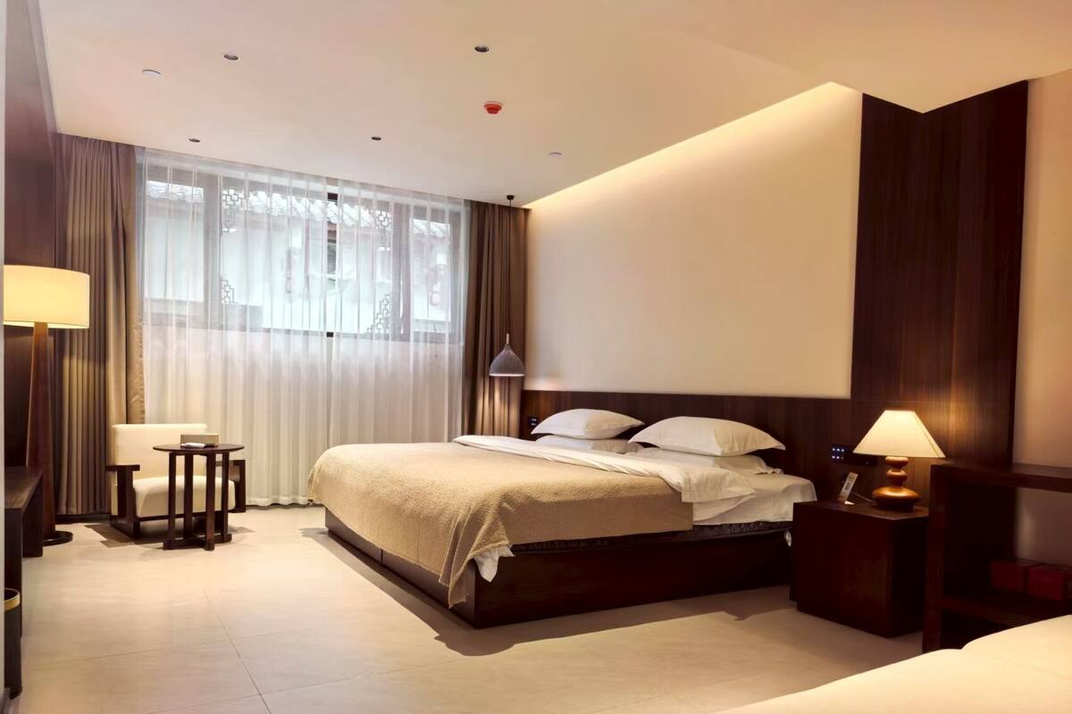 Standard Double Room, Mountain View | Laptop workspace, blackout drapes, soundproofing, iron/ironing board