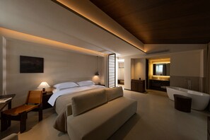 Espacio para trabajar con laptop y cortinas blackout