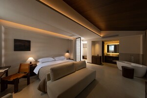 Espacio para trabajar con laptop y cortinas blackout 