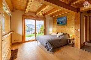 3 slaapkamers, een strijkplank/strijkijzer, gratis wifi, beddengoed