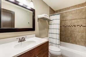 Hair dryer, towels, soap, toilet paper - Modern 1-bedroom condo near downtown Bend with AC & Fireplace (Bend)