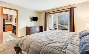 1 bedroom, iron/ironing board, Internet, bed sheets - Modern 1-bedroom condo near downtown Bend with AC & Fireplace (Bend)