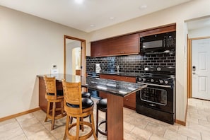 Private kitchen - Modern 1-bedroom condo near downtown Bend with AC & Fireplace (Bend)