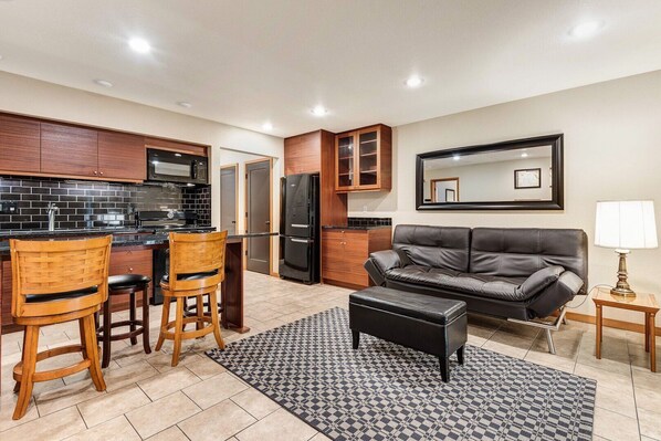 Living area - Modern 1-bedroom condo near downtown Bend with AC & Fireplace (Bend)