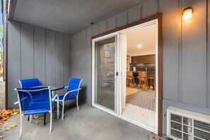 Outdoor dining - Modern 1-bedroom condo near downtown Bend with AC & Fireplace (Bend)