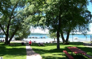 Outdoor dining - 2BR Condo 7 min to Schuss Mtn, Shanty Creek Resort, Shorts Brewery - Fireplace (Bellaire)