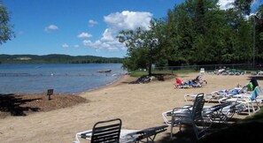 Sun loungers - 2BR Condo 7 min to Schuss Mtn, Shanty Creek Resort, Shorts Brewery - Fireplace (Bellaire)