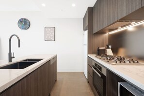 Kylskåp, mikrovågsugn, ugn och spishäll