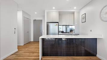 Refrigerador, microondas, horno y parrilla de estufa