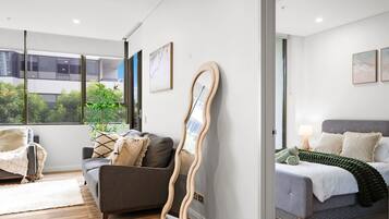 Escritorio, tabla de planchar con plancha, wifi y ropa de cama