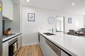 ثلاجة، ميكروويف، فرن، موقد طهي مسطح