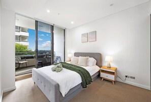 2 bedrooms, desk, iron/ironing board, WiFi - Prime Mascot 2BR + Pool, Gym & Sauna Access (Mascot)
