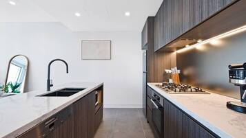 雪櫃、微波爐、焗爐、爐具