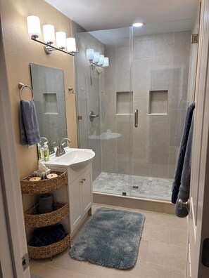 Shower, jetted tub, towels, toilet paper