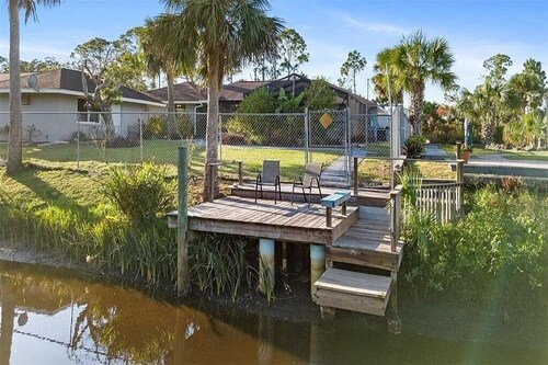 Charming 2-bedroom house in peaceful Port Charlotte with AC and pool.