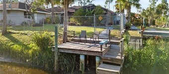 Charming 2-bedroom house in peaceful Port Charlotte with AC and pool.