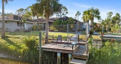 Charming 2-bedroom house in peaceful Port Charlotte with AC and pool.