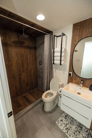Shower, hair dryer, towels, soap - 3 Bedroom in Rose Park, Sonata Rose, MidCentury Dream with Sauna (Salt Lake City)