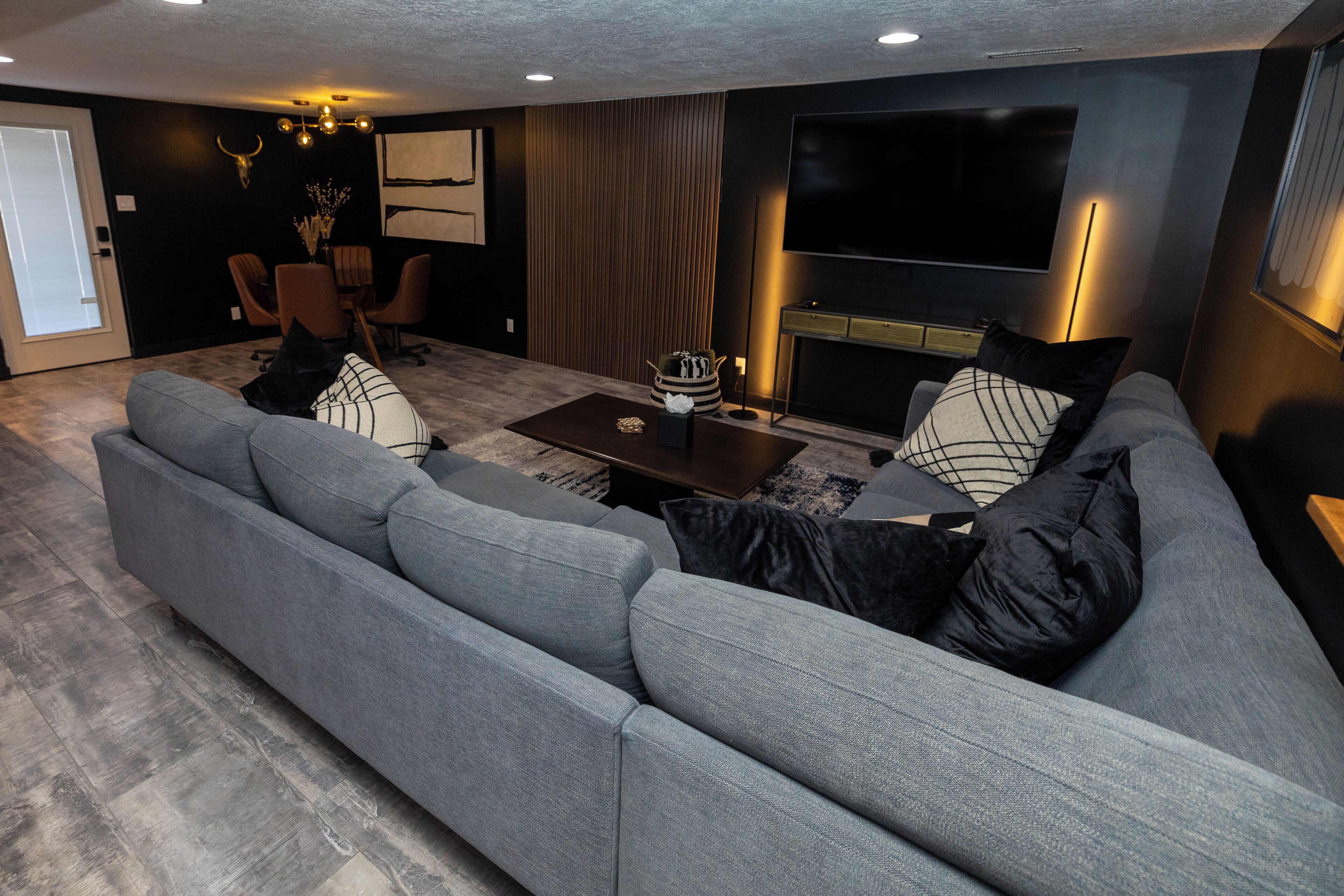 Smart TV, computer monitors