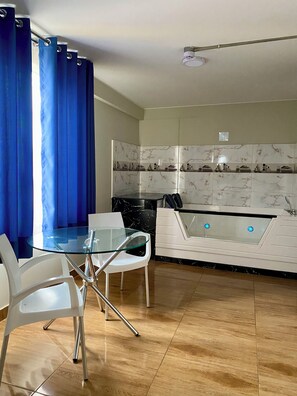 Deluxe Room, City View | Free WiFi, bed sheets - Hotel Naciones Unidas (Lima)