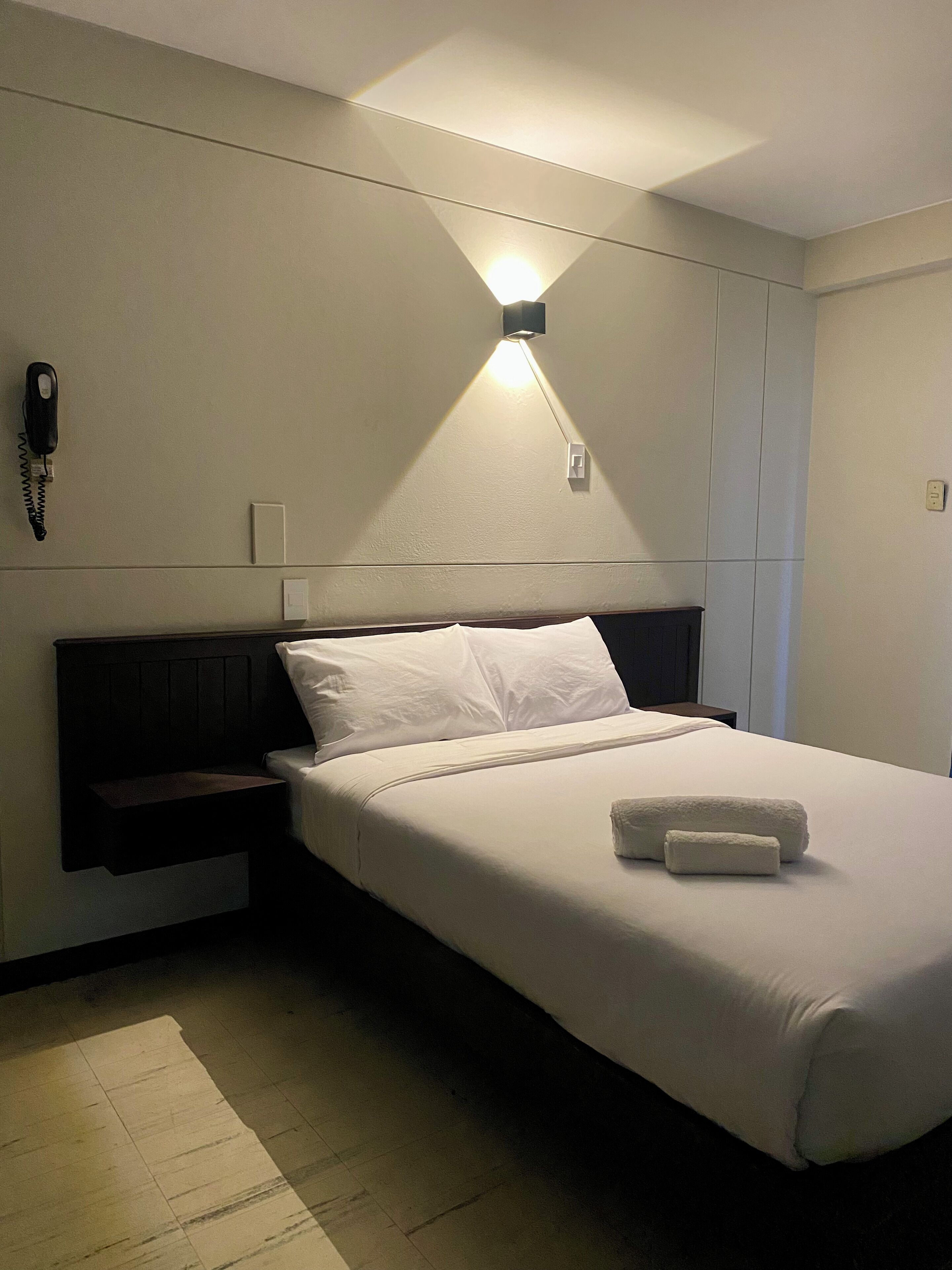 标准房 | 办公桌、免费 WiFi、床单