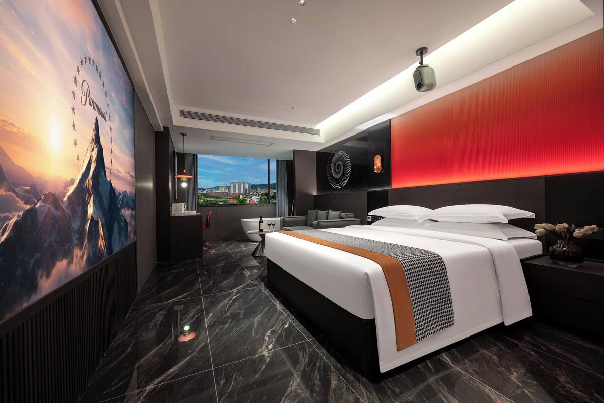 Escritorio, espacio para trabajar con laptop y wifi gratis