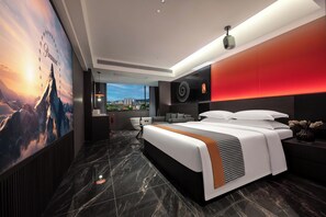 Habitación de hotel moderna con una cama grande, un escritorio y vistas a la ciudad.
