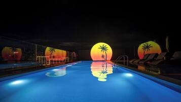 สระว่ายน้ำกลางแจ้ง