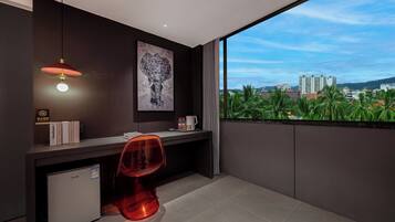 Traditional-Zweibettzimmer, Stadtblick | Schreibtisch, laptopgeeigneter Arbeitsplatz, kostenloses WLAN