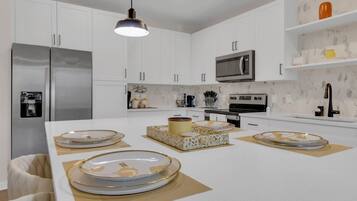 Mikrowelle, Ofen, Herdplatte, Geschirrspüler