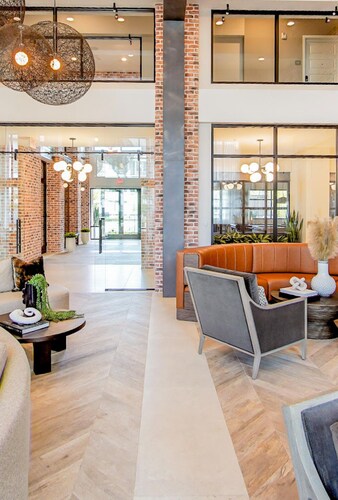 Cozy 2 Bedroom Apartment in  Winter Garden with fast wifi, pool & fitness room