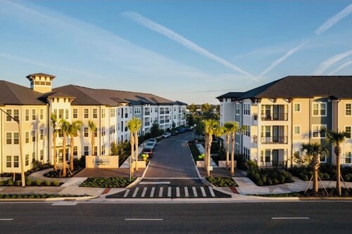 Cozy 2 Bedroom Apartment in  Winter Garden with fast wifi, pool & fitness room