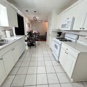 Microwave, oven, stovetop, dishwasher - Charming 2-bedroom house in Covington with AC, near the filming of Vampire Diary (Covington)
