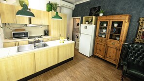 ثلاجة، ميكروويف، فرن، موقد طهي مسطح