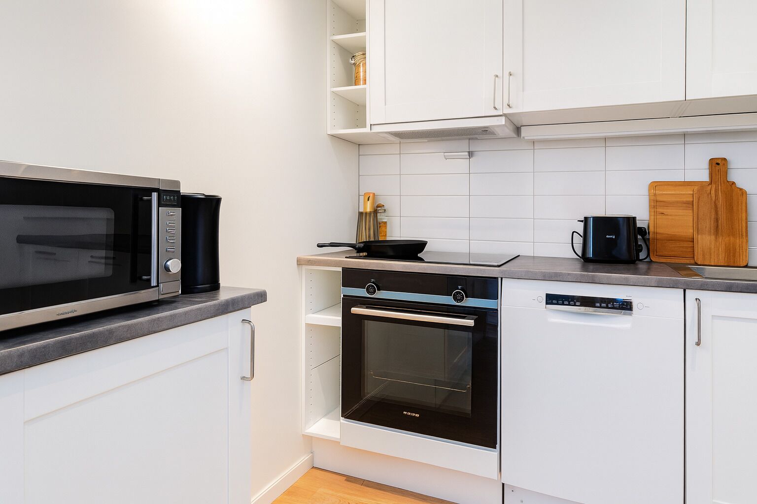 Mikrobølgeovn, ovn, kokeplater og oppvaskmaskin